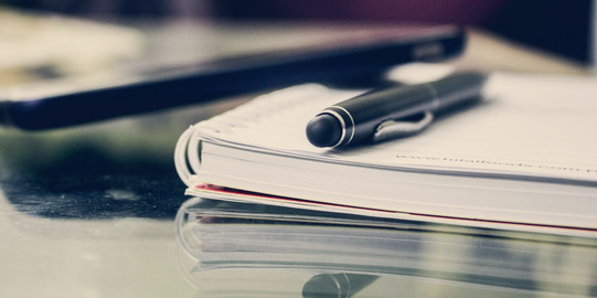 Sprechstunden Stahlbau Stift auf Notizblock