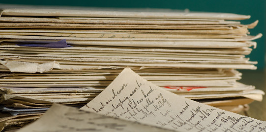 Downloadbereich Stapel von Unterlagen