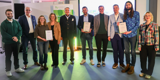 Rektor Prof. Manfred Bayer und Preisstifter Dr. Michael Brenscheidt gratulierten den Gewinner*innen des zweiten Transferpreises